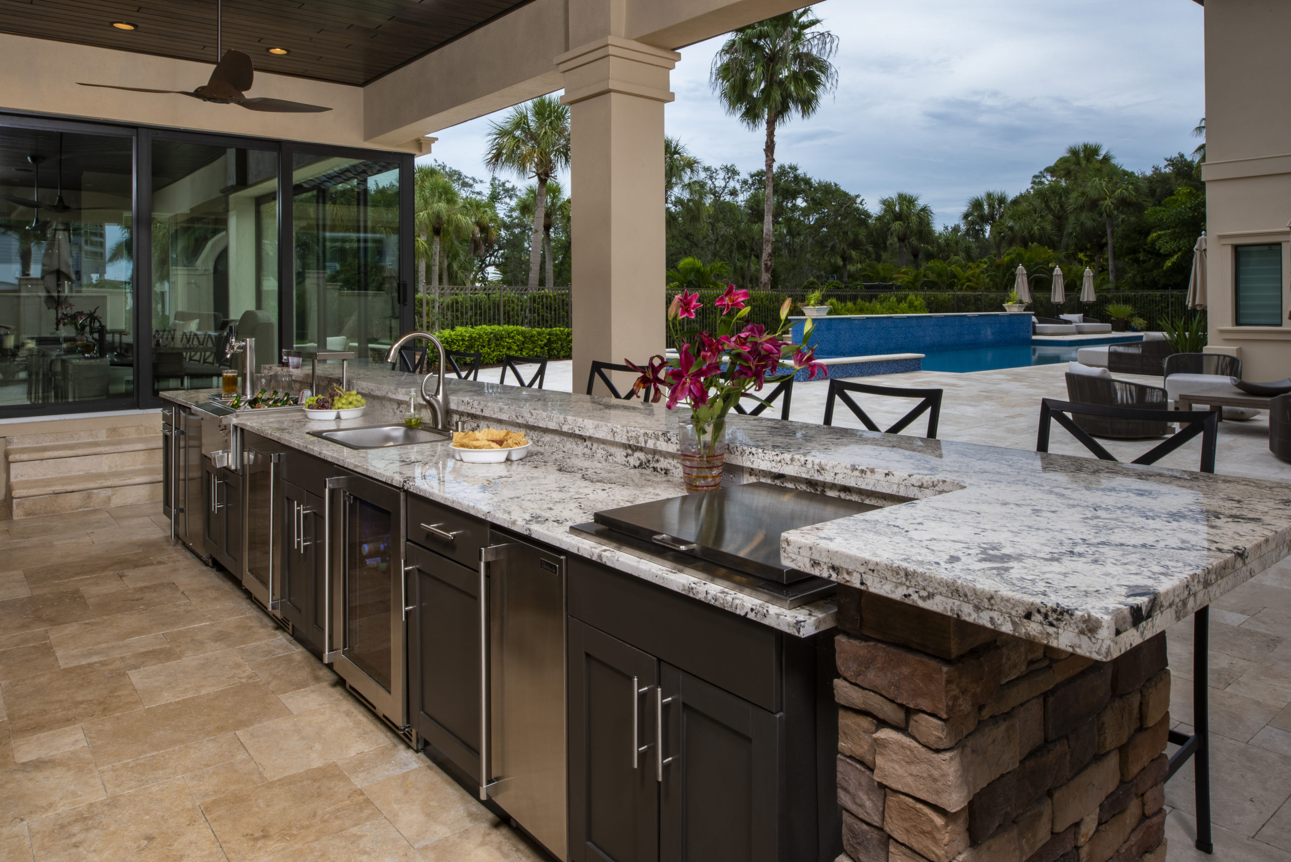 How to Design a Contemporary Outdoor Kitchen