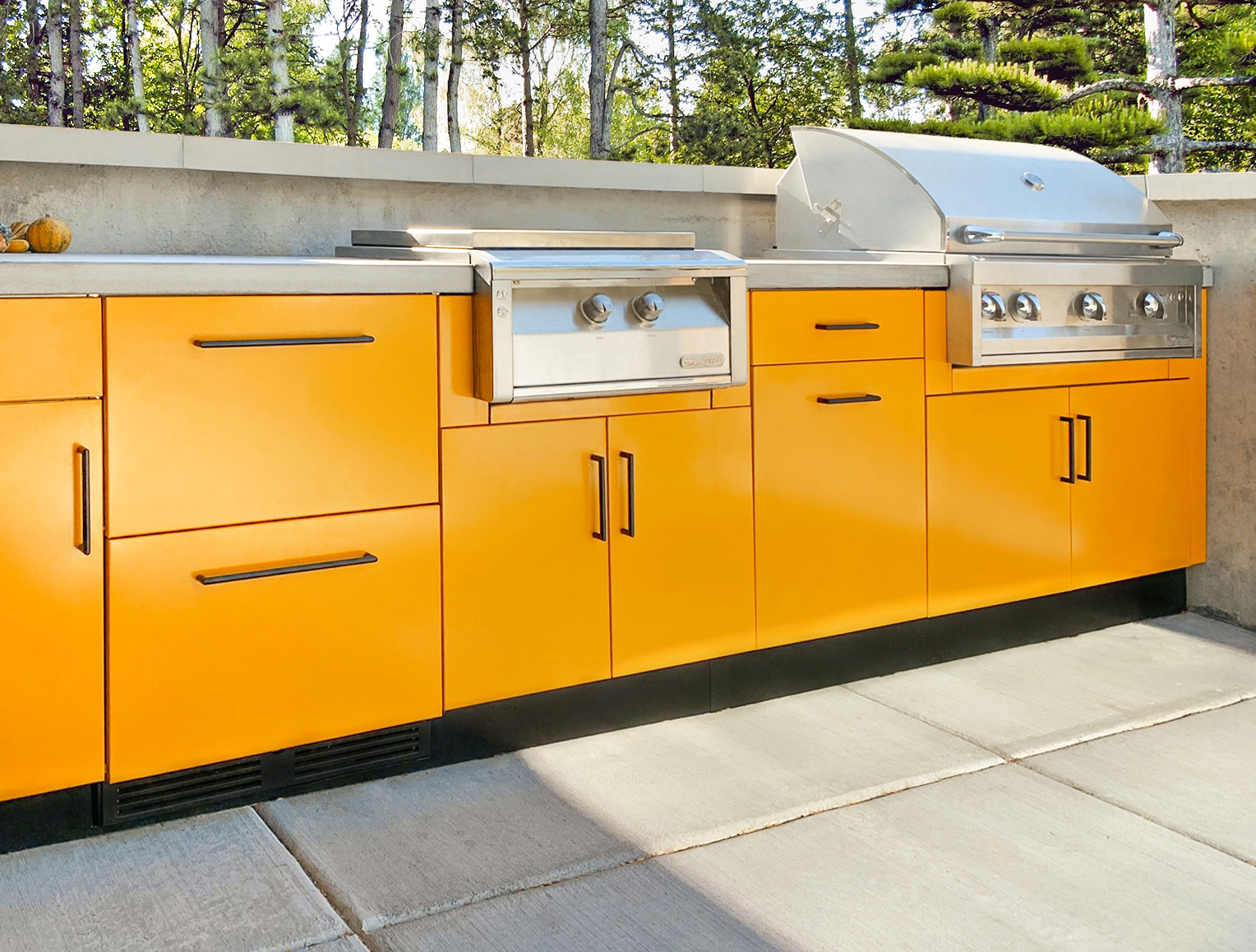 Alfresco Appliances in a Brown Jordan Outdoor Kitchen